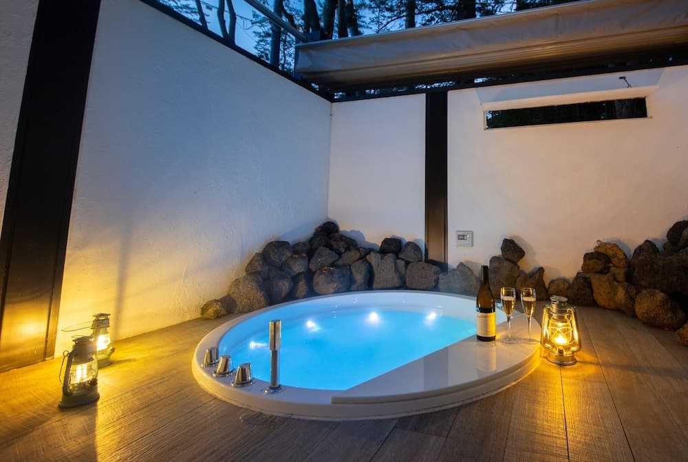 Private spa tub