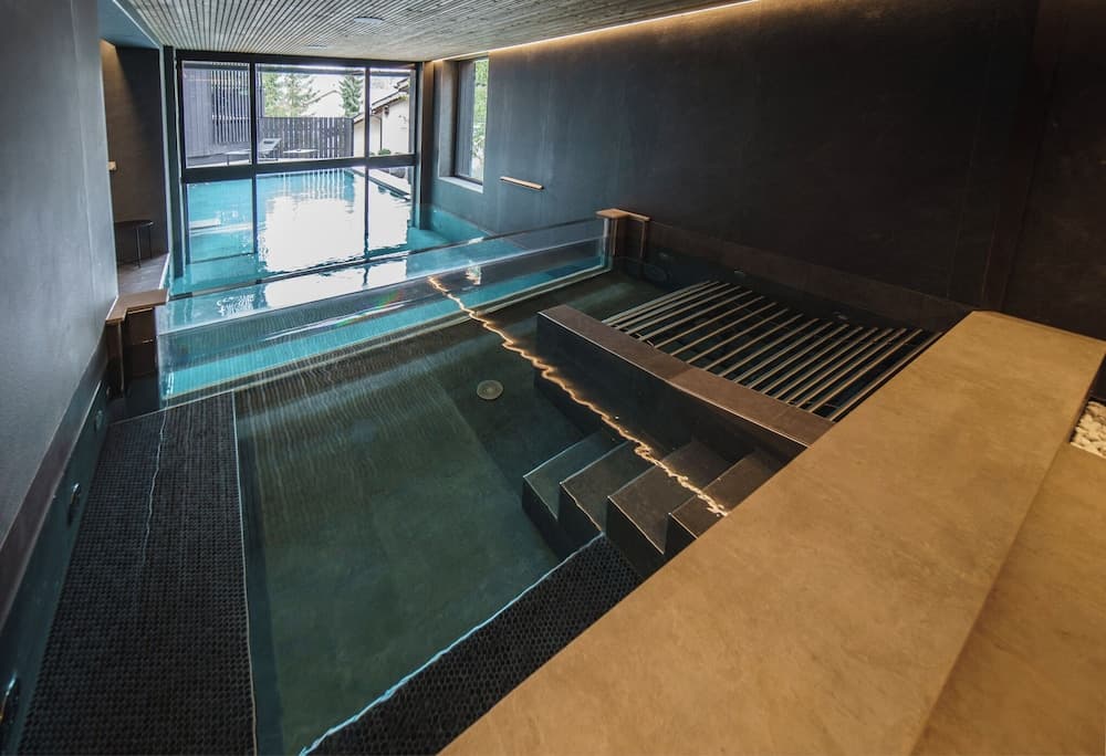 Indoor spa tub