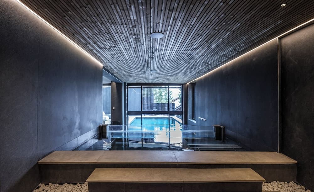 Indoor spa tub