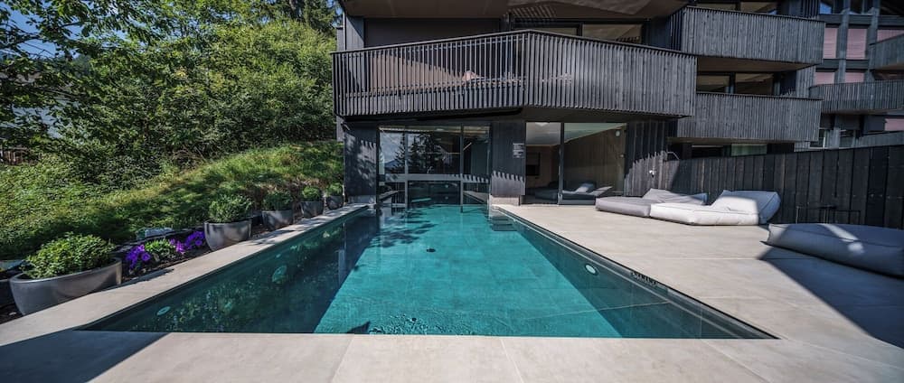 Indoor/outdoor pool