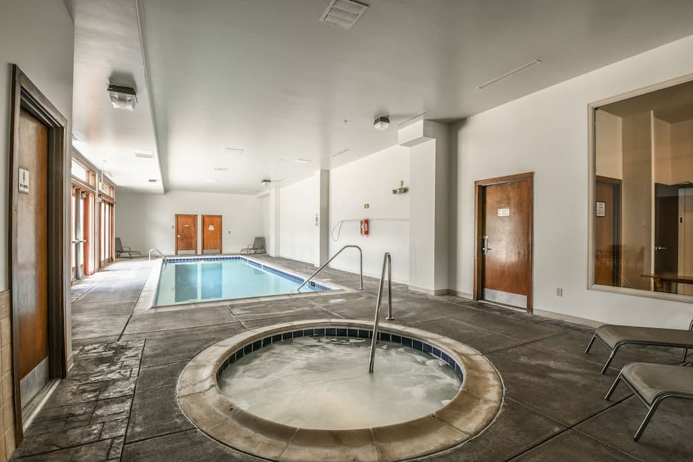 Indoor spa tub