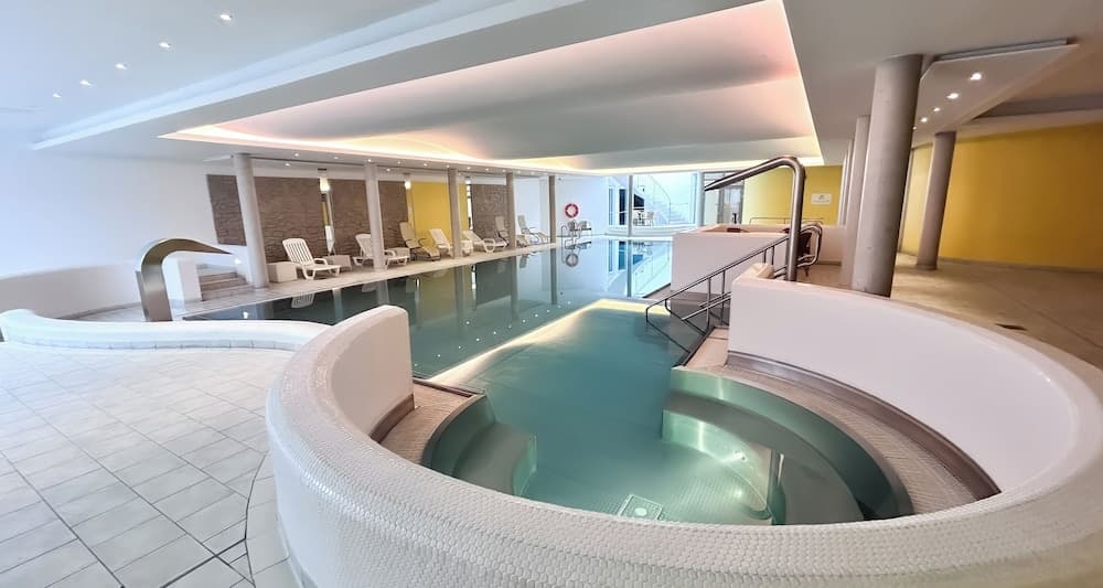 Indoor/outdoor pool