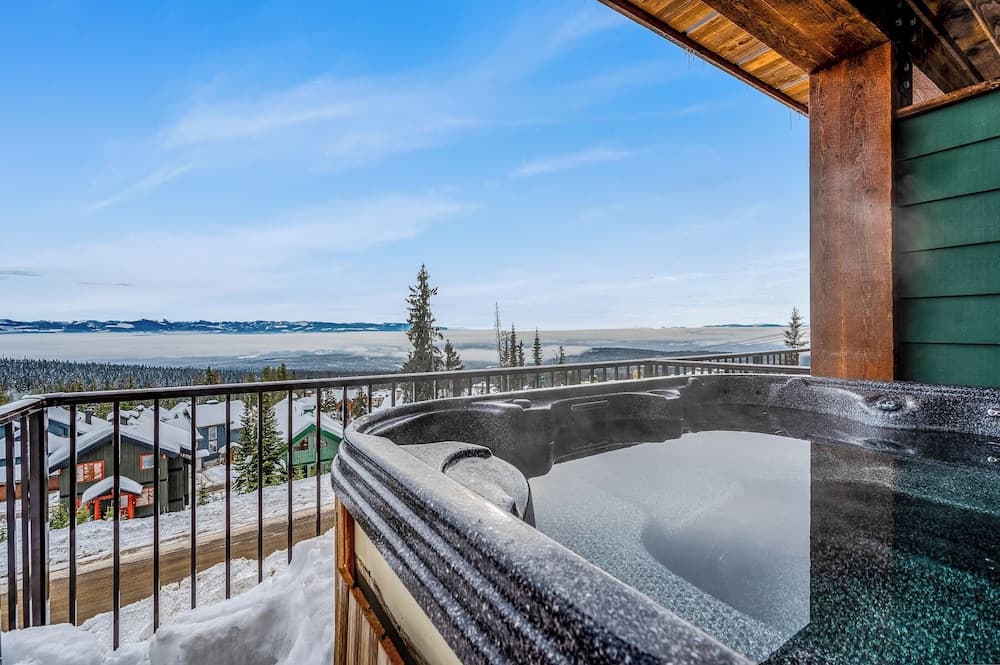 Indoor spa tub