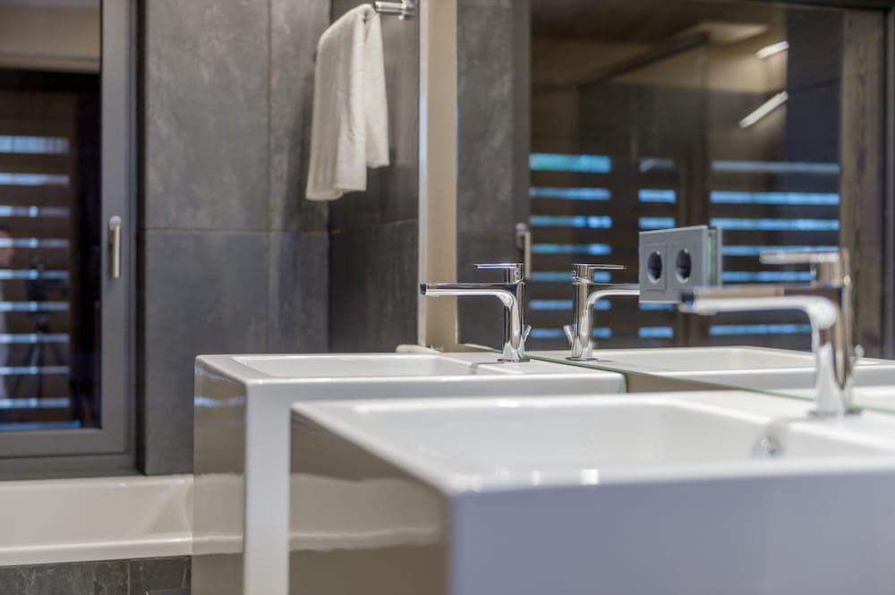 Bathroom sink