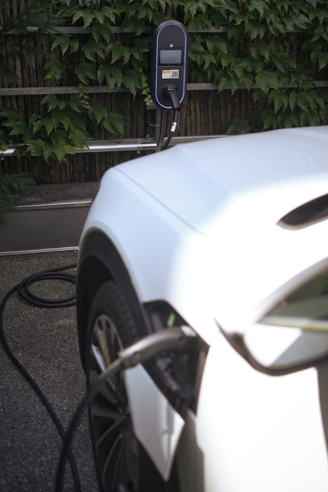 Electric vehicle charging station