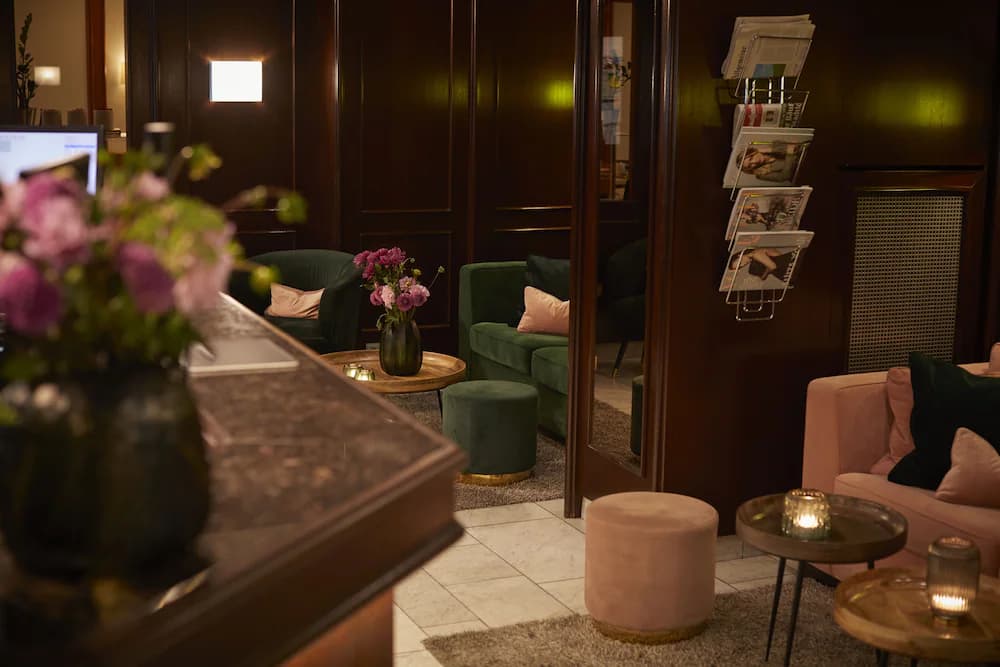 Lobby lounge