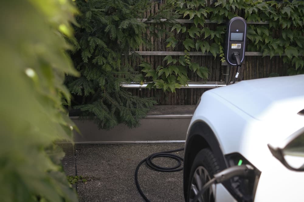 Electric vehicle charging station