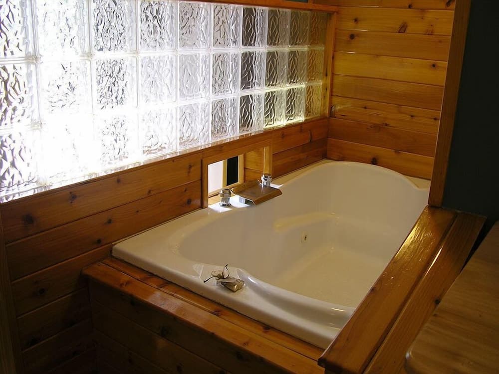 Jetted tub