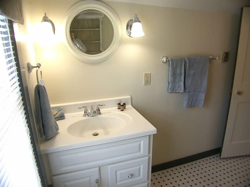 Bathroom sink