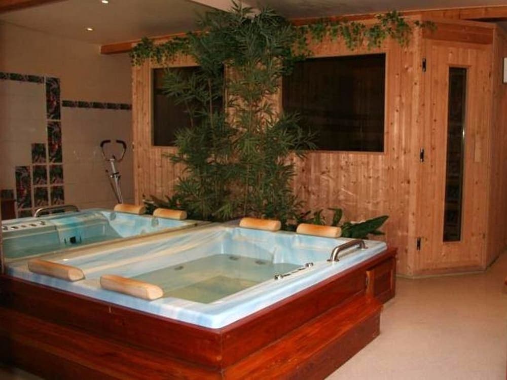Indoor spa tub