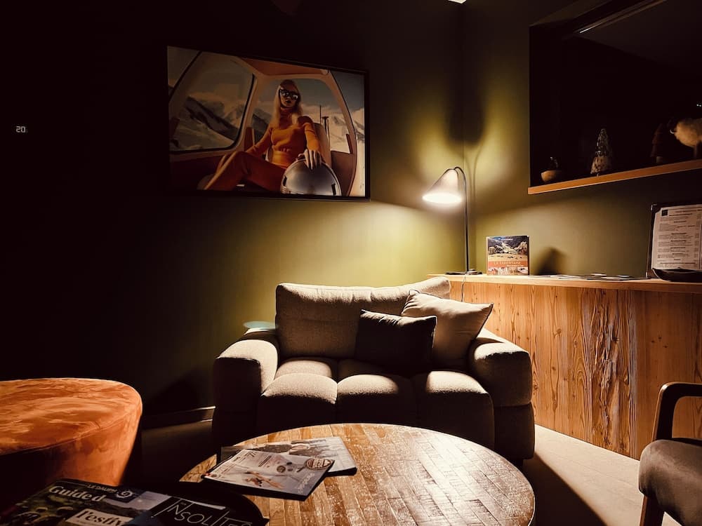 Lobby lounge