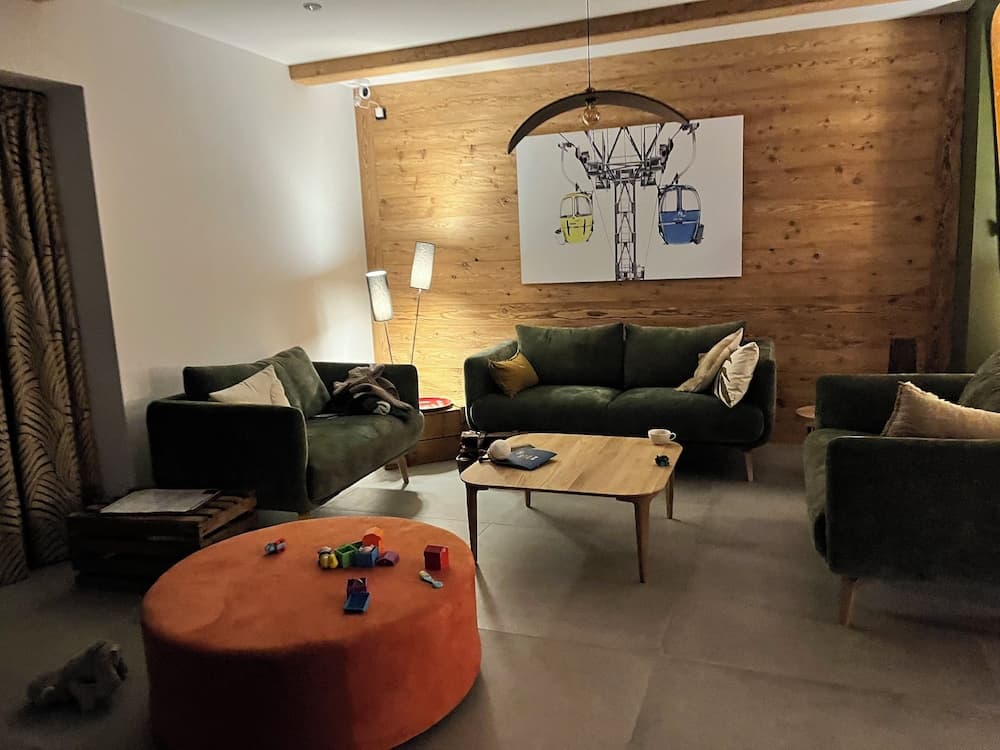 Lobby lounge