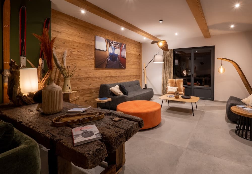 Lobby lounge