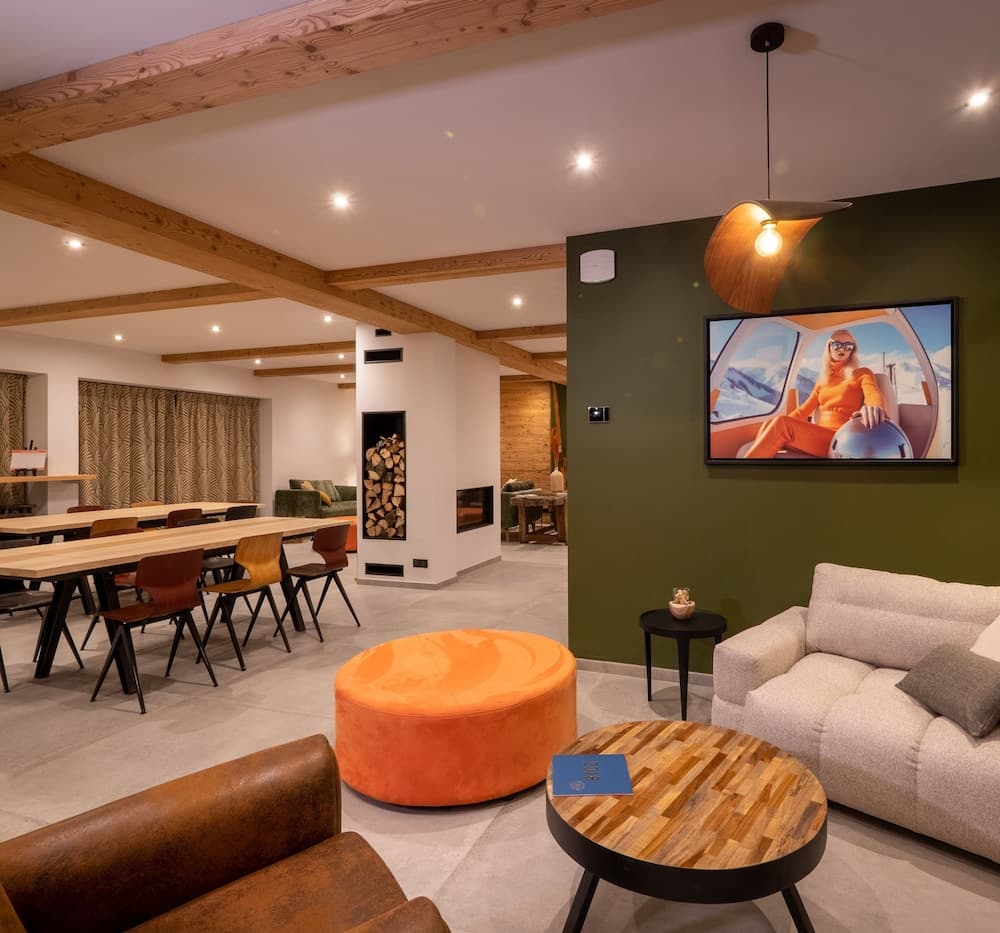 Lobby lounge
