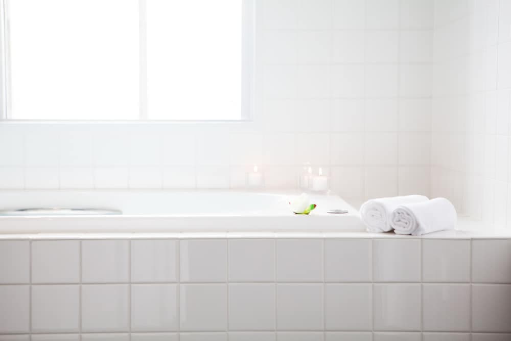 Deep soaking bathtub