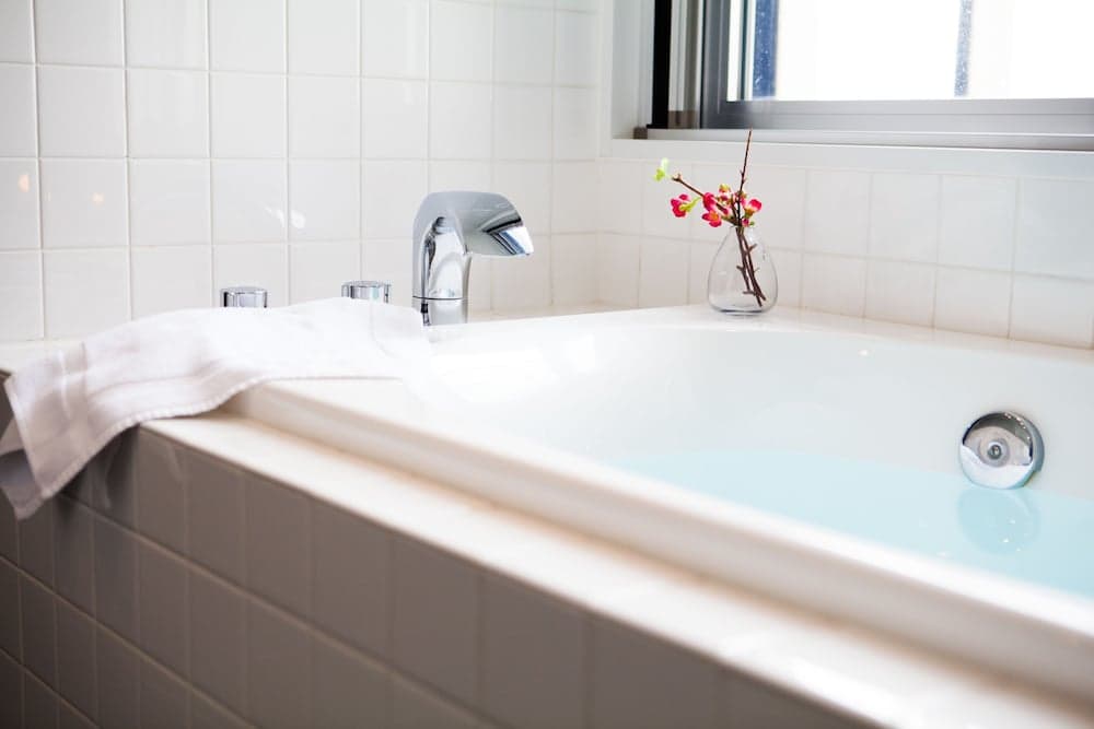 Deep soaking bathtub
