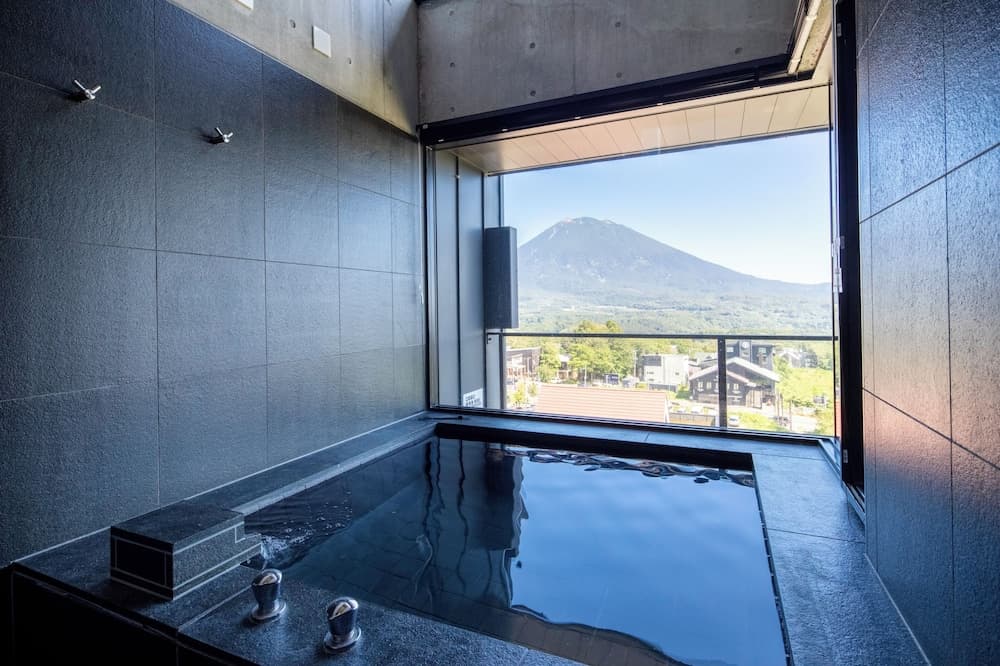 Deep soaking bathtub