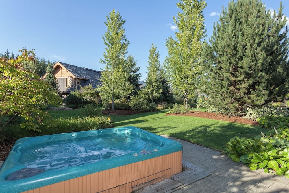 Private spa tub