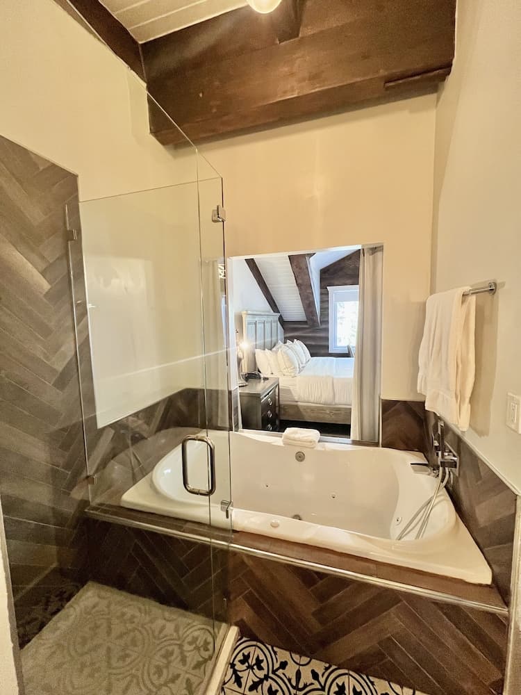 Jetted tub