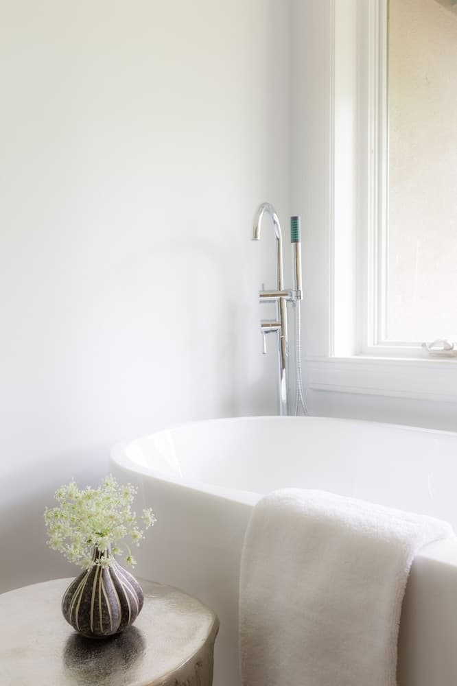 Deep soaking bathtub