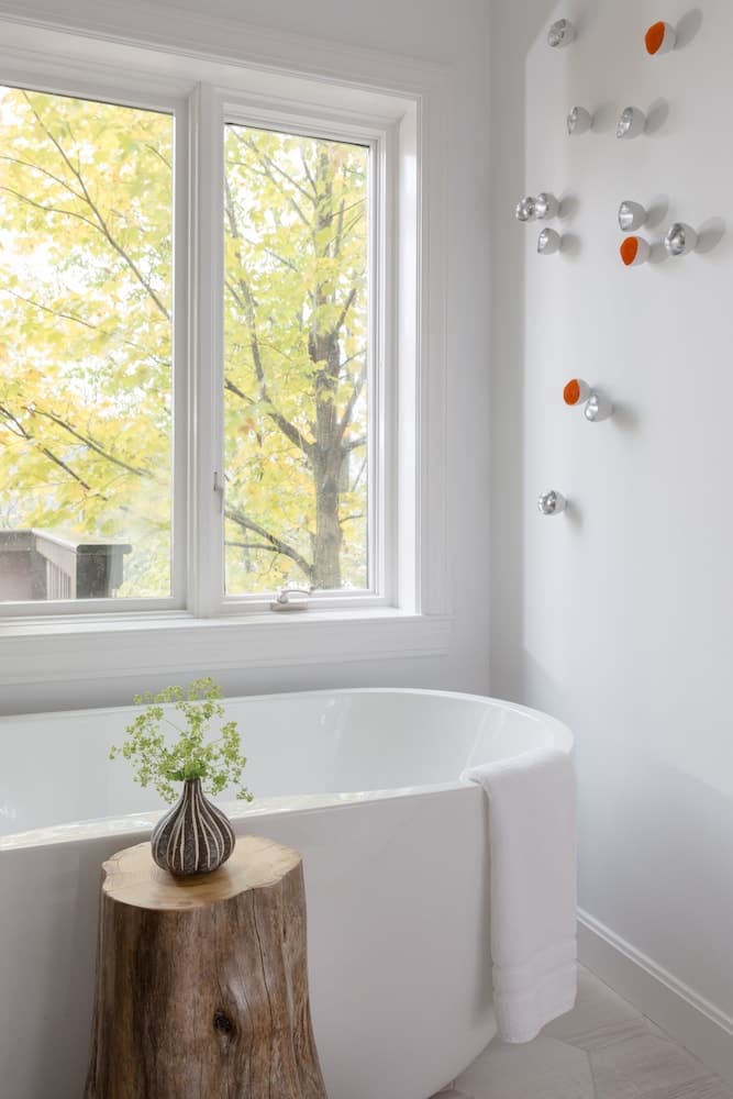 Deep soaking bathtub
