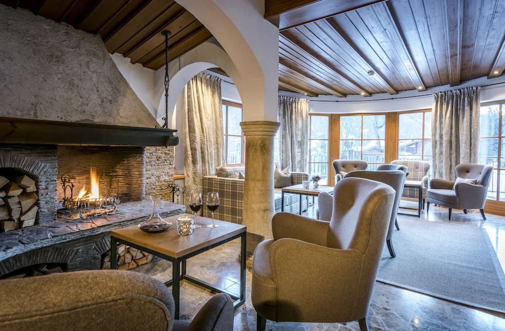 Lobby lounge