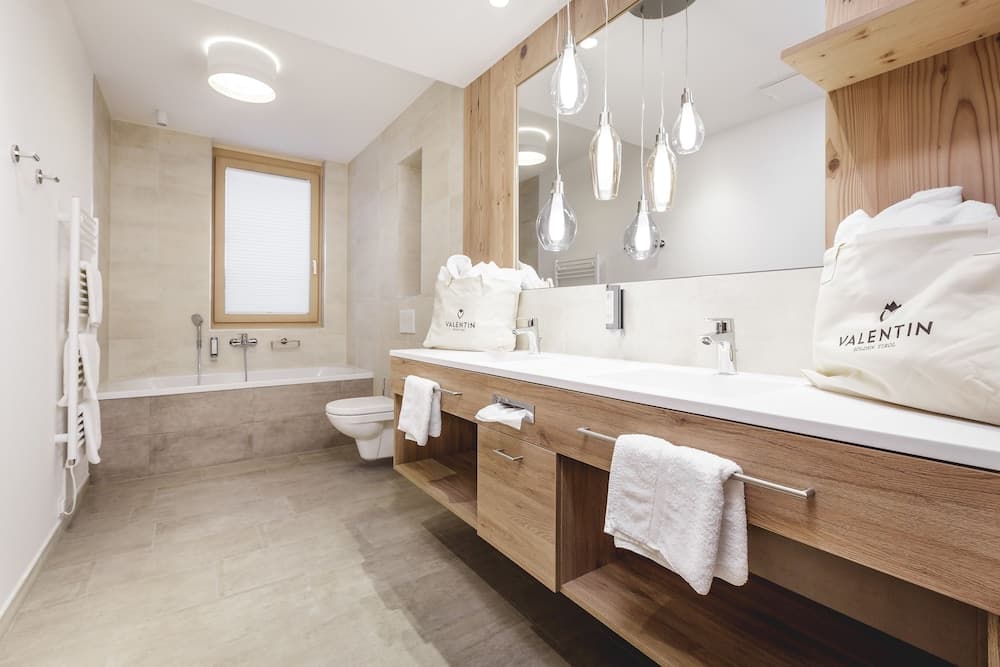 Deep soaking bathtub