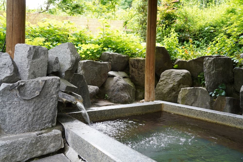 Indoor spa tub