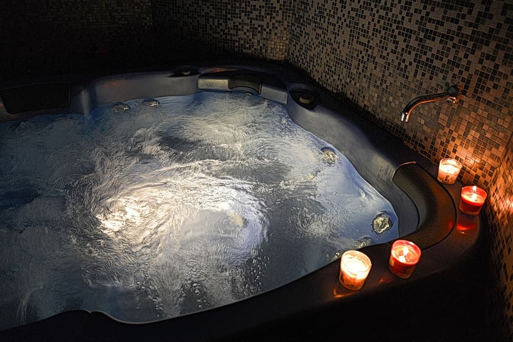 Indoor spa tub