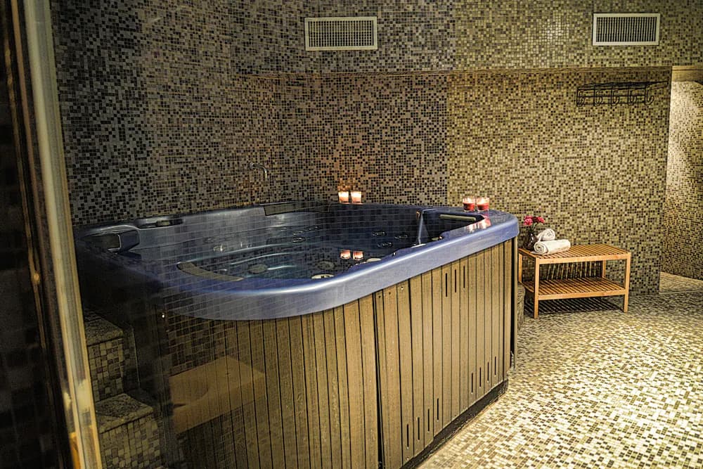 Indoor spa tub