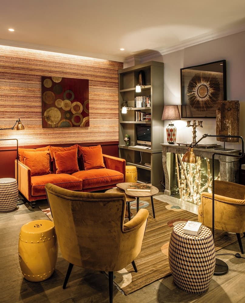 Lobby lounge