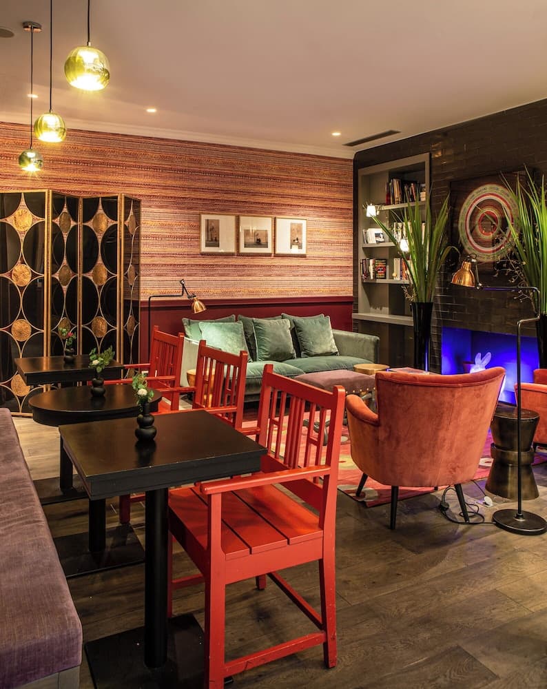 Lobby lounge