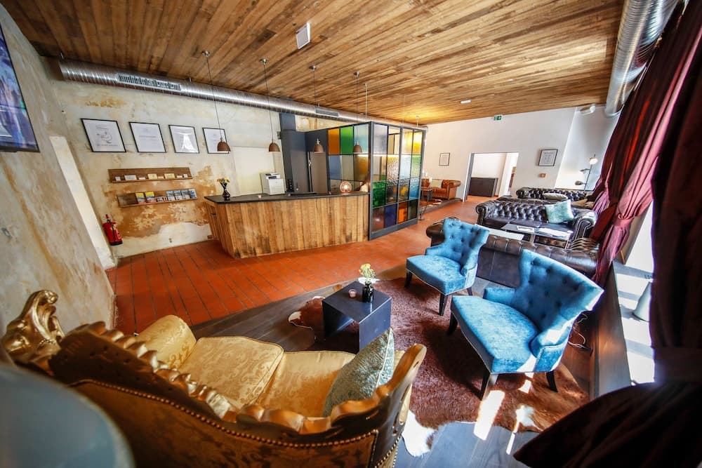 Lobby lounge