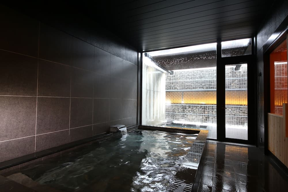Indoor spa tub