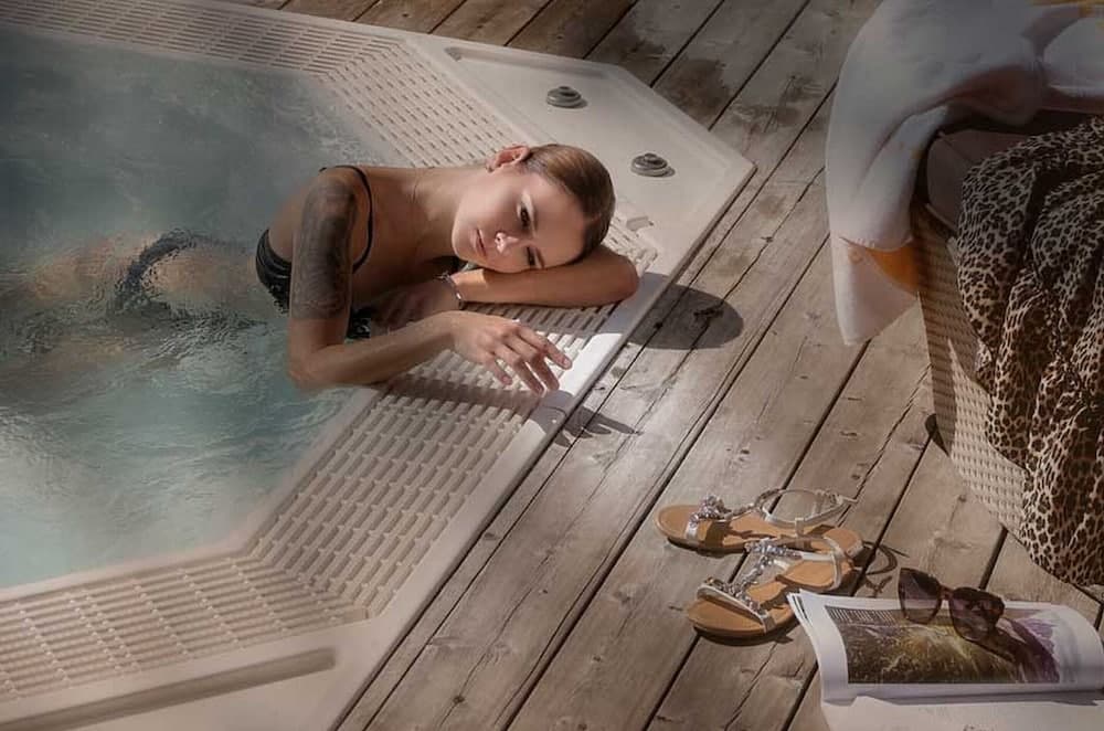 Outdoor spa tub