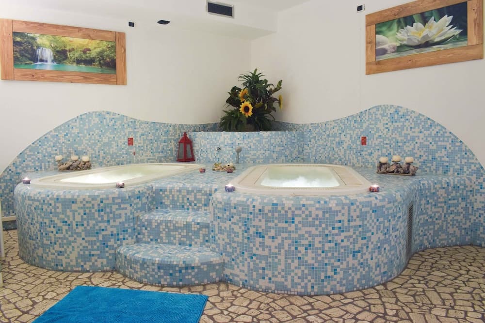 Indoor spa tub