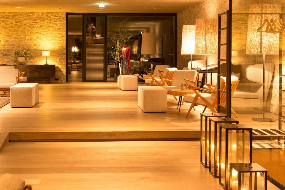 Lobby lounge