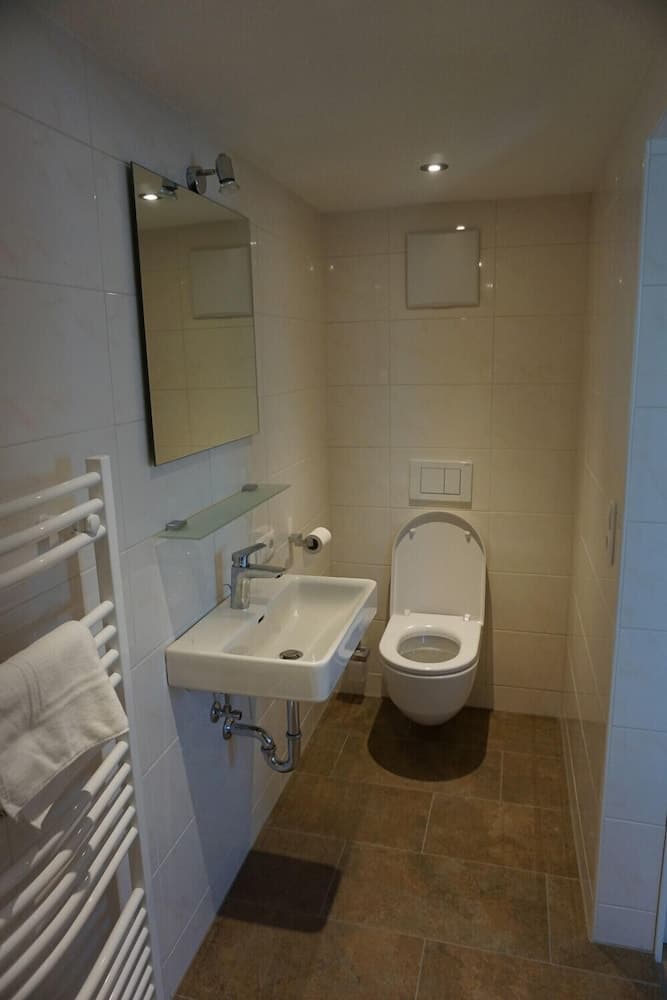 Deep soaking bathtub
