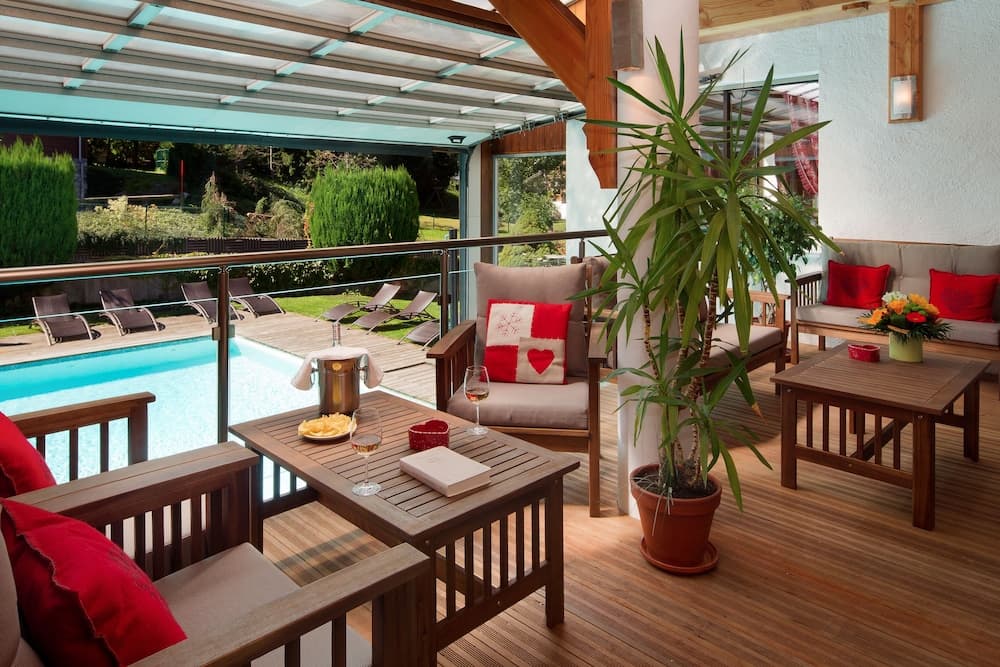 Poolside bar