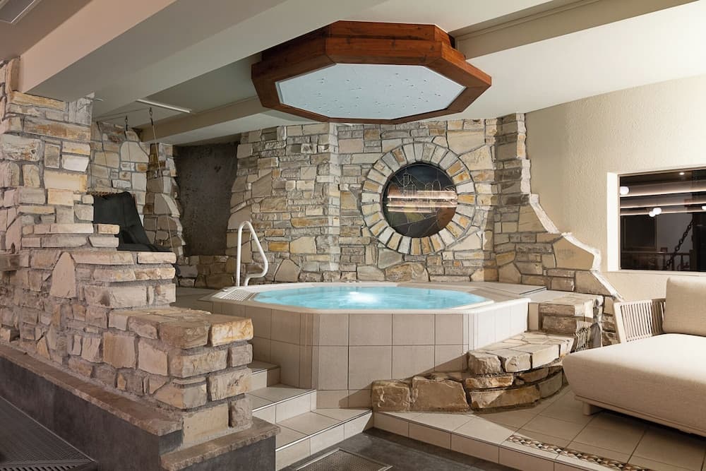 Indoor spa tub