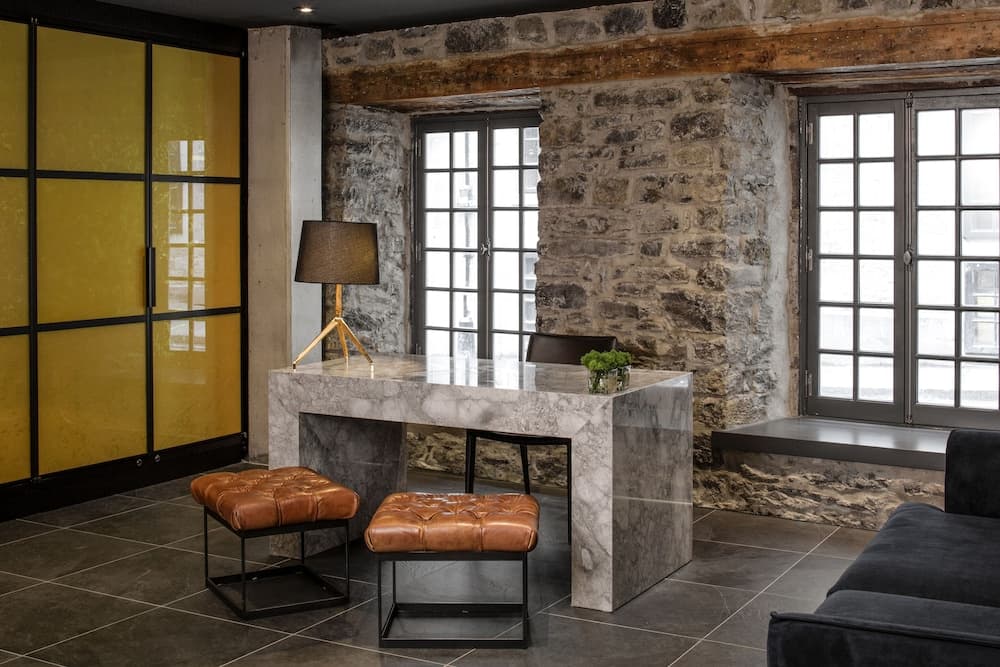Concierge desk