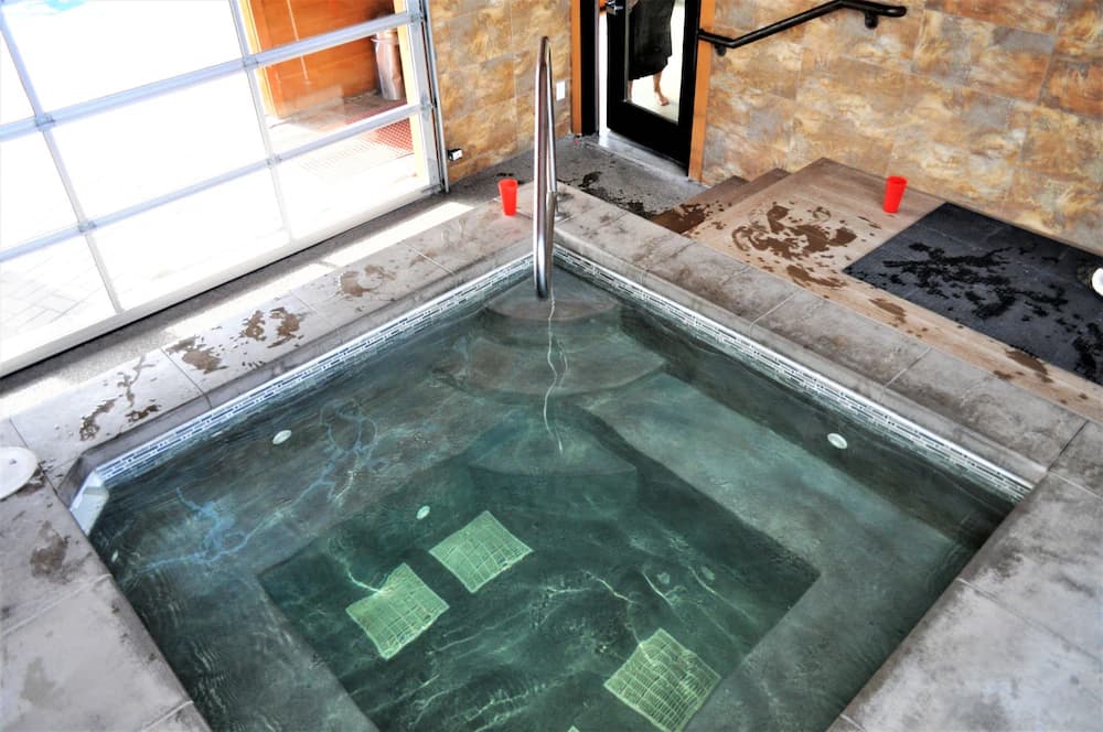 Indoor spa tub