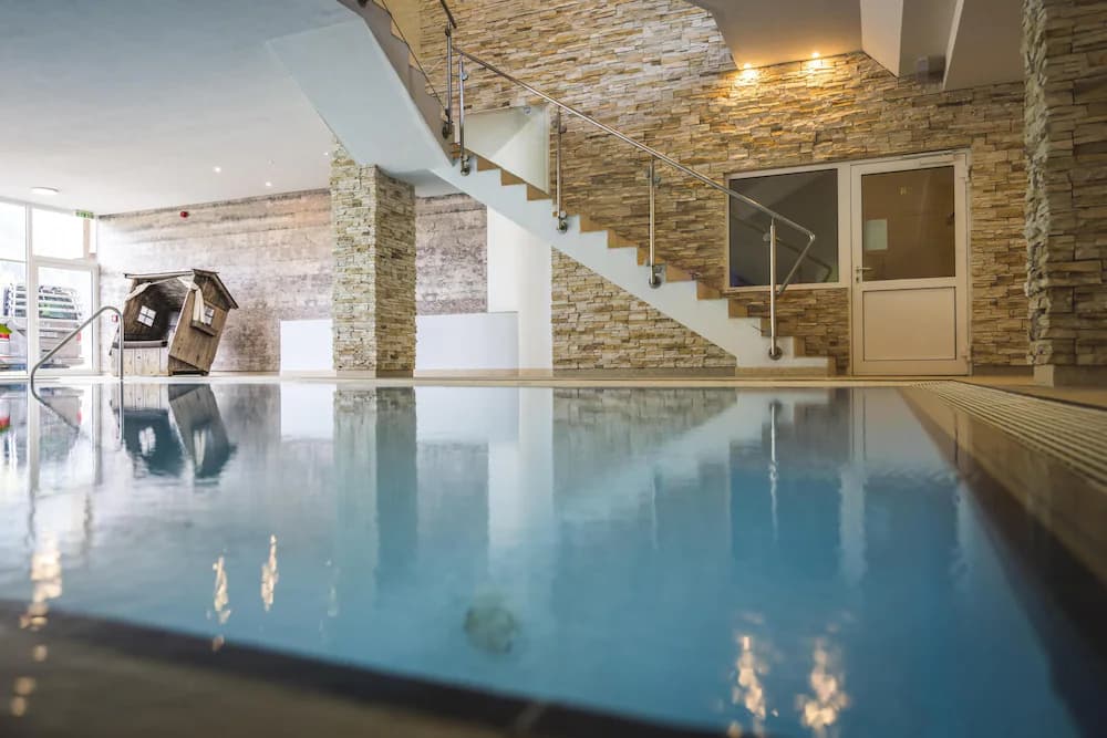 Exercise/lap pool