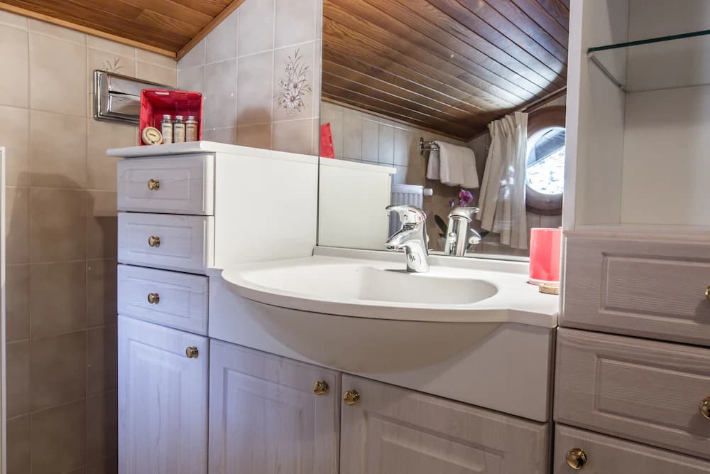 Bathroom sink