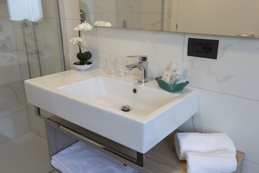 Bathroom sink