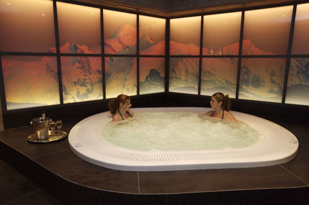 Indoor spa tub