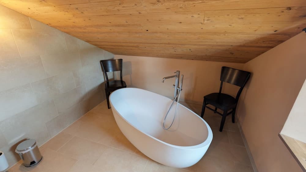 Deep soaking bathtub