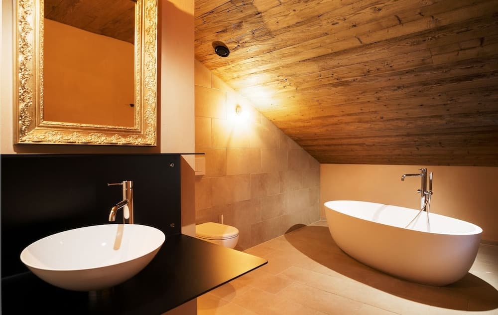 Deep soaking bathtub