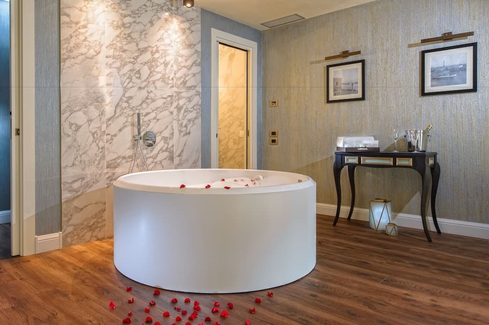 Private spa tub