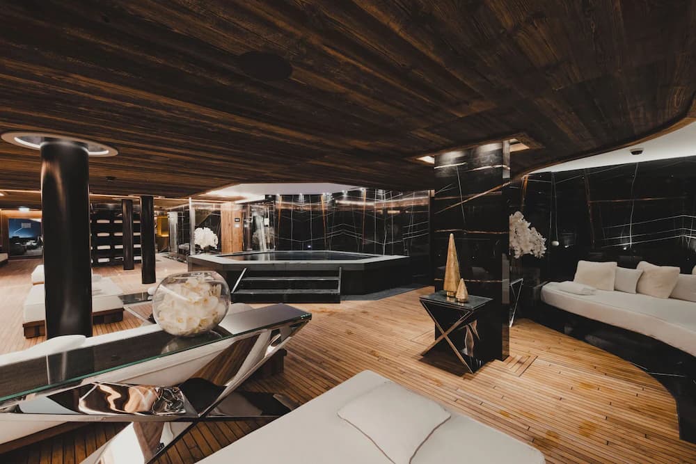 Indoor spa tub